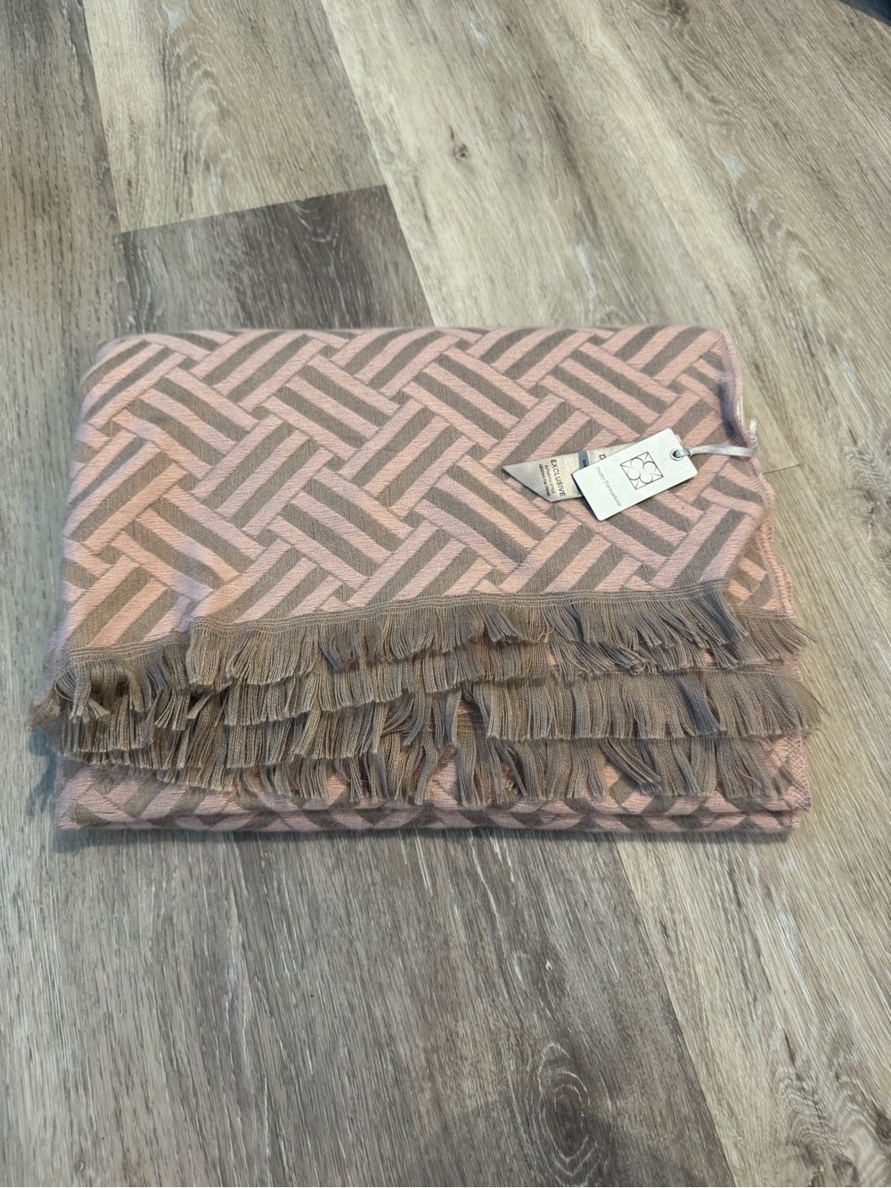 NWT Pretty Persuasions pashmina shawl w/ distinctive maze pattern & fringed ends